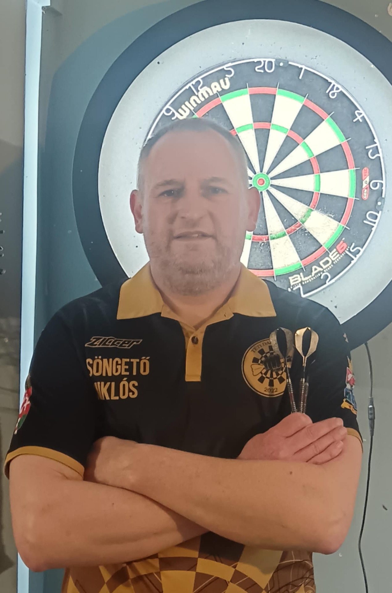 Név: Csöngető Miklós Mióta dartsozik: 2024.Január Csatlakozott: 2024.Március.3 Nyíl: Winmau Joe Cullen 24g Becenév: Legenda