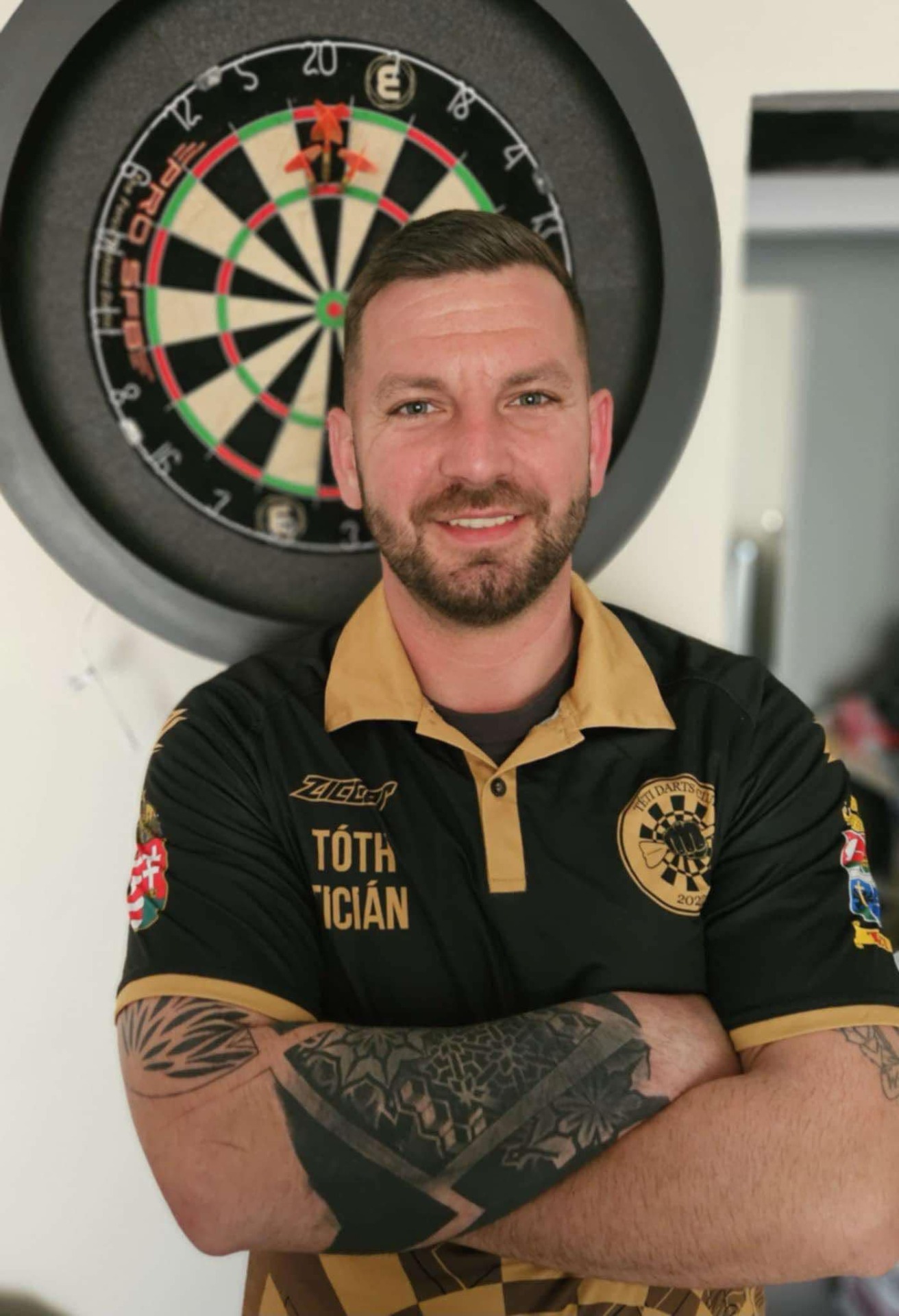 Név: Tóth Ticián Mióta dartsozik: 2022 Csatlakozott: 2023.08.29 Nyíl: Target Luke Littler G1 Prodigy 23g