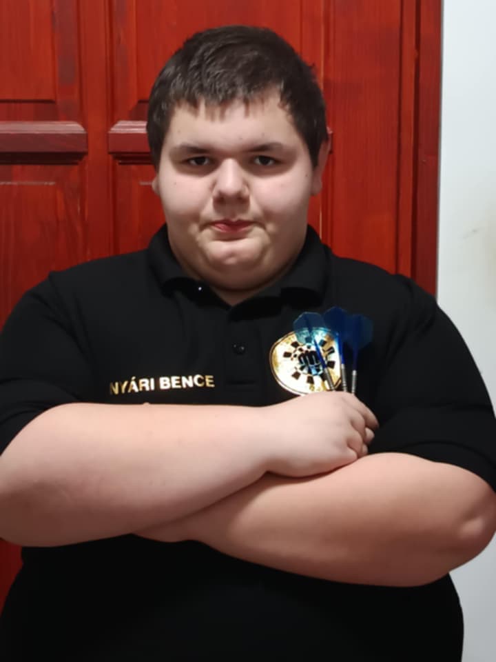 Név: Nyári Bence Mióta dartsozik: 2024.06.08 Csatlakozott: 2024.09.11 Nyíl: Winmau Joe Cullen 25g