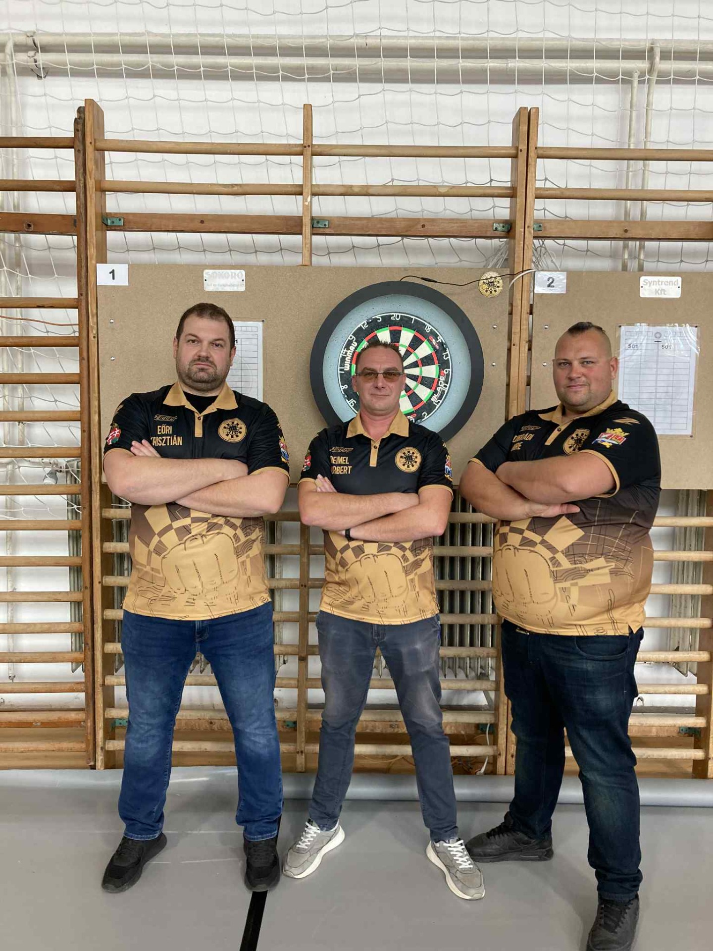 A Téti Darts Club vezetősége: Eőri Krisztián - Alelnök, Deimel Norbert - Elnök, Dobrádi Imre - Titkár