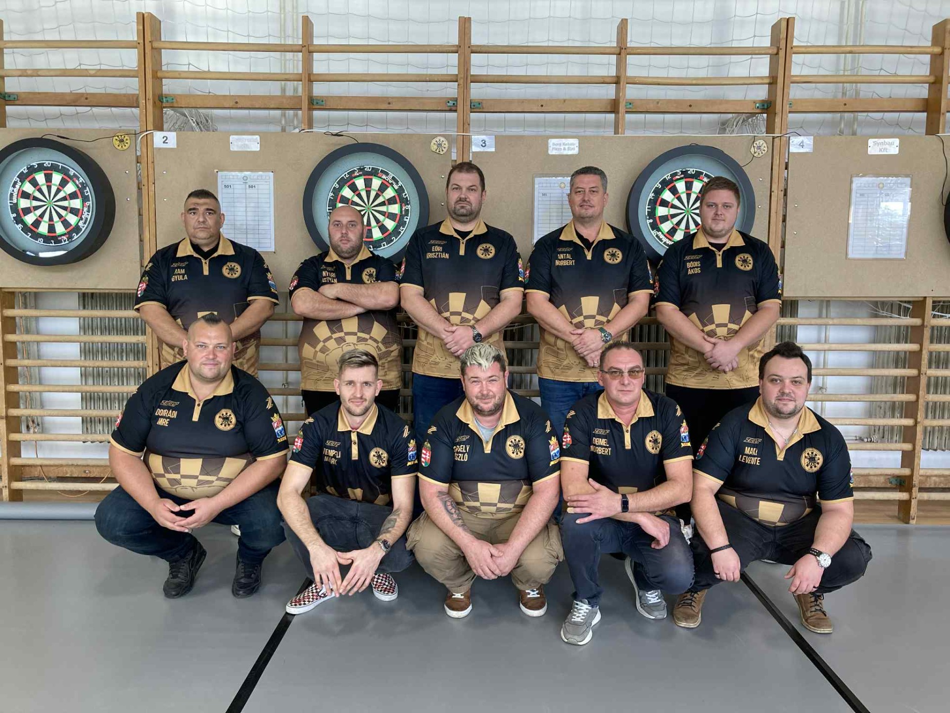 2025.évi Western csapatbajnokság TDC csapata: Dobrádi Imre, Tempfli Márk, Gergely László, Deimel Norbert, Makk Levente, Ram Gyula, Nyári István, Eőri Krisztián, Antal Norbert, Bódis Ákos